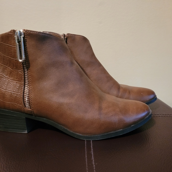 Call It Spring brown ankle boots 👢 - Picture 4 of 7